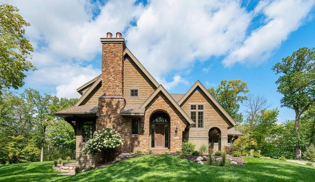 Executive Home with Sport Court close to Downtown Mpls!