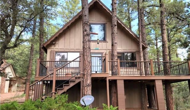 Family-sized, quaint cabin on the edge of the US Forest