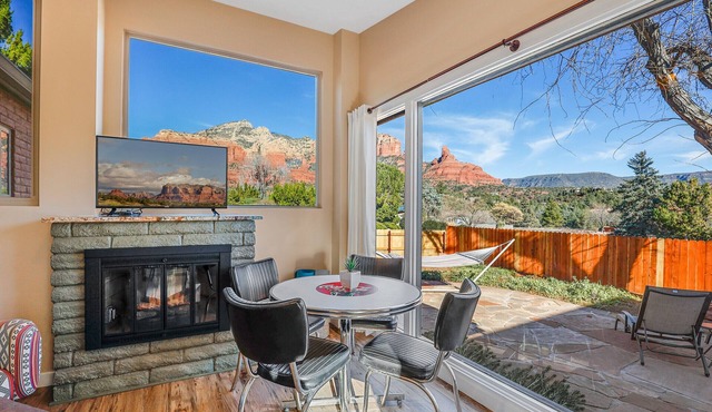 Fantastic Views! Hiking 5 mins, Sleeper Swing, Hot Tub, Fire Pit, Uptown