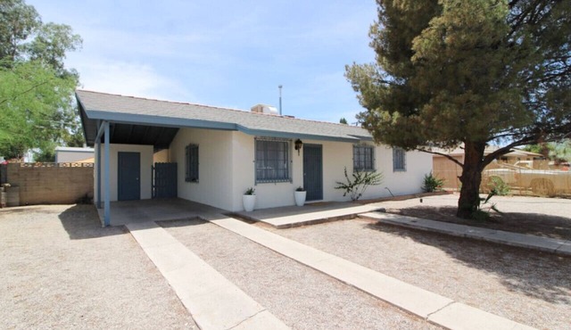 Fenced with Private Park/Central/3 BR 2 BA