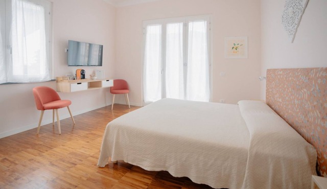 Fiordarancio is the guest house you were looking for, located in a fantastic position right above the beaches of Fegina. The room offers you a sea view balcony, double bed, private bathroom and air conditioning.PLEASE remember that in order to find yours