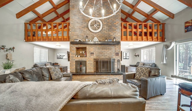 Fire Pit & Grill: Spacious 'Forest Lakes Chalet'