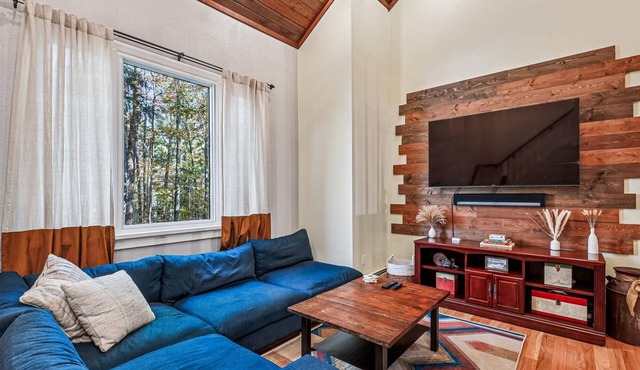 First Chair Chalet, pet friendly beautiful 4 bedroom with hot tub, minutes from slopes (1) access for Pico Fitness Center and Pool The Killington golf course and Green Mountain National Golf Course are just a few minutes from this location.