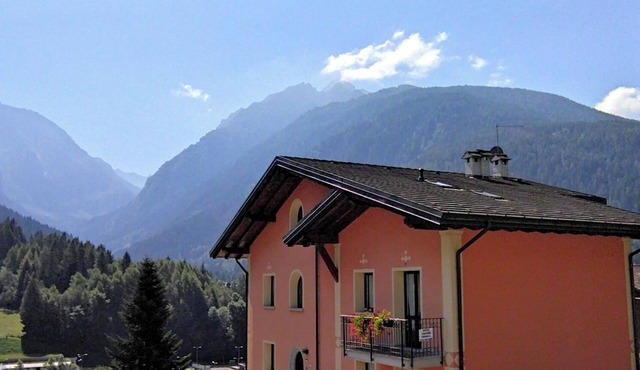 Flora Alpina- Genziana apartments with breathtaking views and balcony