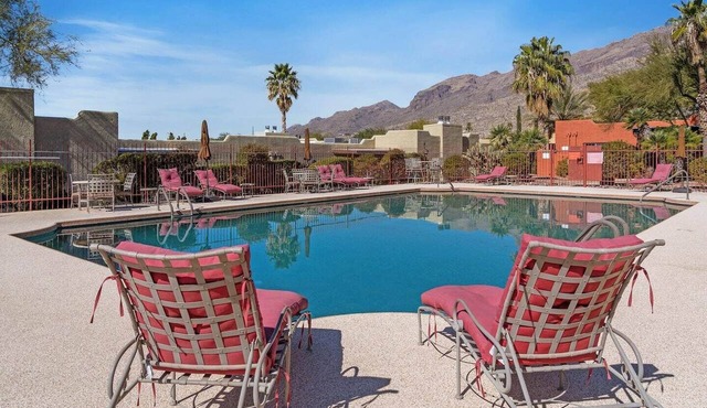 Foothills condo w/gorgeous views- pet friendly!