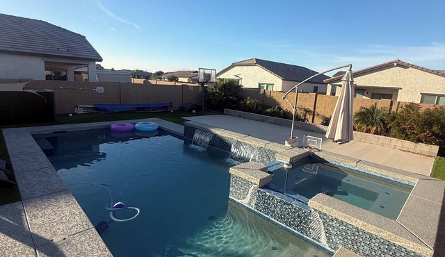 FUN HOUSE 10 person jacuzzi-pool-basketball-soccer-BBQ