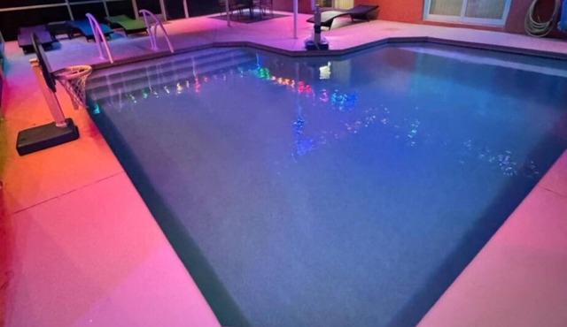 FUN Pristine Pool, Pet,Kids ,Sleeps 7and FastWIFI-7day min 5 min Water Park