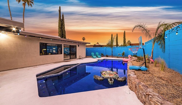 Game Room-Pool heated w/jacuzzi-Waffles-2 California King Beds-U of A 8 miles