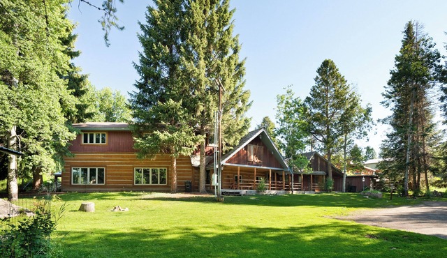 Gardiner Getaway: your cozy cabin near Yellowstone National Park! [Unit 2]