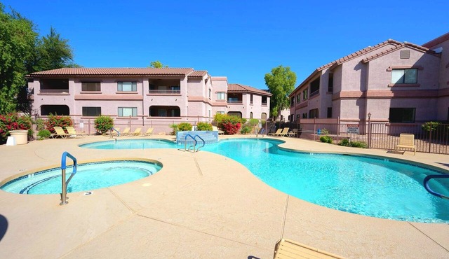 Gated 2/2 in Great North Scottsdale Location