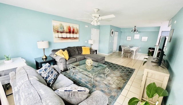 Gorgeous 3 bed 2 bath condo with pool near beach