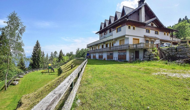 Gorgeous apartment in Lamon with WiFi