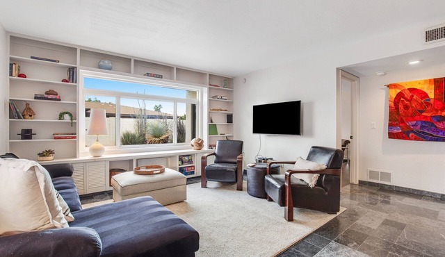 Gorgeous desert home with pool, enclosed yard, full kitchen, on-site golf, & AC