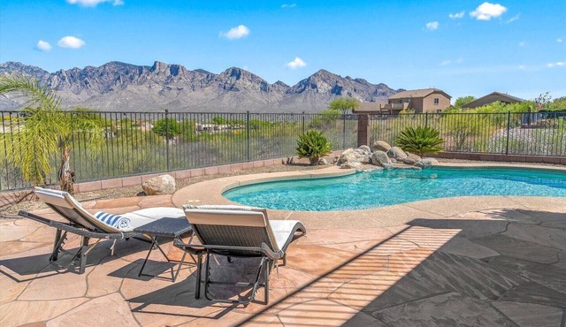 Gorgeous home w/stunning views of the Catalina Mountains- pet friendly!