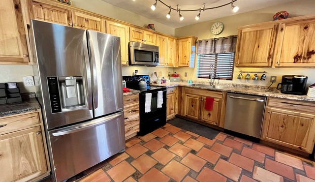 Gorgeous pool and spa, Beautiful home, Plenty of space- 10 minutes to U of A!