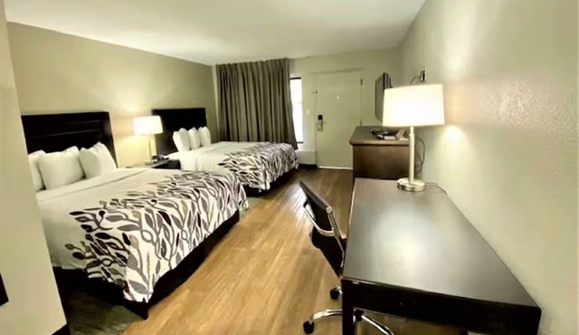 Great for Families! 2 Rooms w/2 Full Beds + Outdoor Pool + Walkable UA Access