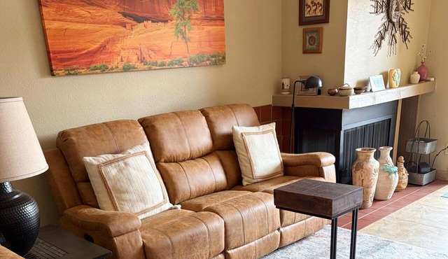 Ground-floor condo with pool, hot & central AC - close to Old Town, attractions