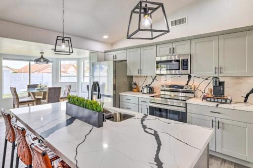 Group Getaway in Glendale < 1 Mi to Westgate!
