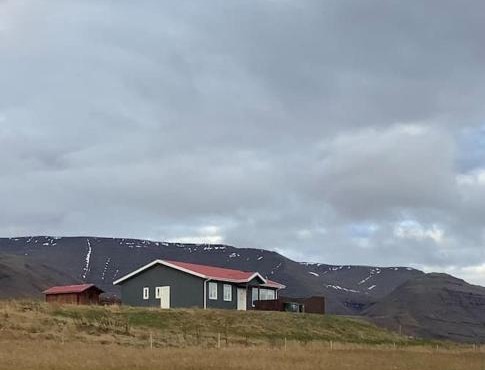 Hóll Guesthouse