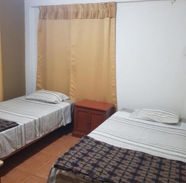 Habitación con doble cama privada en Talara centro