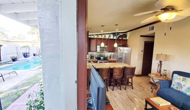 Hawaiian Cottage-Constant Heated Pool,East of A1A!