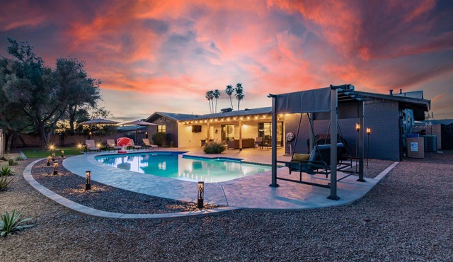 Heated Pool, Grassy Yard! Sleeps 12!