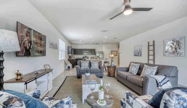 Highly rated Fully Furnished home in Maricopa!