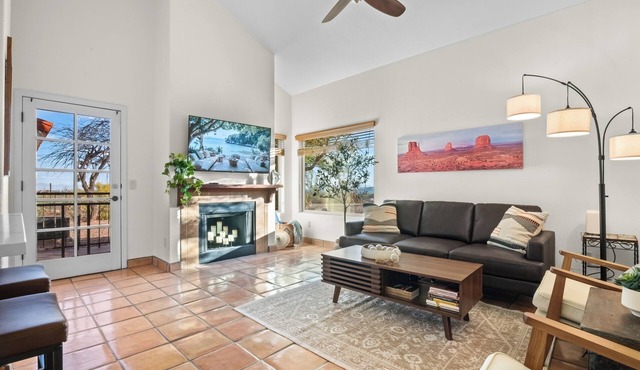 Hilltop Luxury Stay w/360° Views | 8mi from U of A