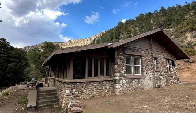 Historic Canyon Cabin with Firepit & Scenic Retreat in Globe, Arizona
