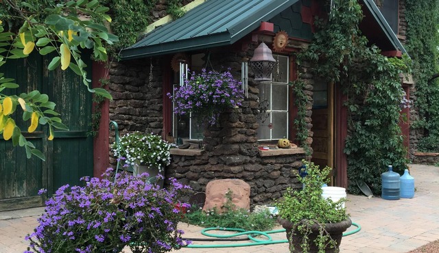 Historic Downtown Carriage House