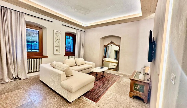 Historic lakeside villa w/majestic Tre Cime views