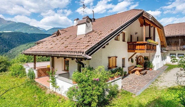 Holiday Apartment "Lindenhof 9" with Shared Garden & Wi-Fi
