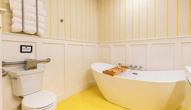 Hollyhock Suite 413: 5 beds/2 bath