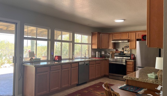 Home in the Catalina Foothills just 5 min drive to la Encantada shopping mall!