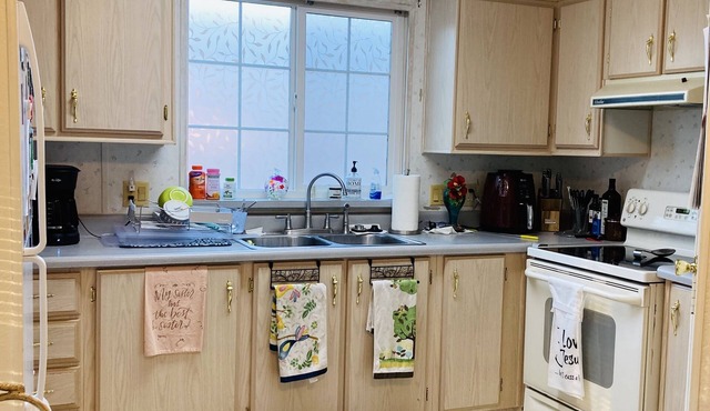 Home Share in Quaint Villa in 55+ Golf Resort. Private bedroom and bathroom.