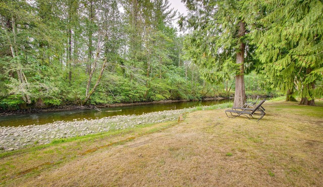 Hot Tub, 4 Mi to Wallace Falls: Riverfront Retreat