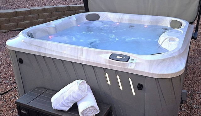 Hot Tub, Kayaks, Grill, Fire Pit, Pet Friendly, Ping Pong, W/D, Brkfst, Sleeps 12