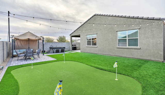 Hot Tub, Putting Green! New-Build Glendale Home