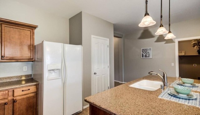 House completely furnished, (Pet friendly) backyard sunset view