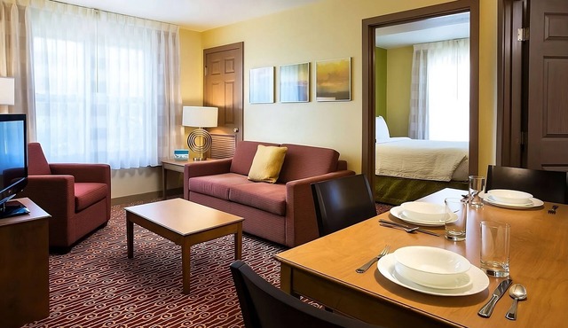 Indulge in Home Like Comfort Full Kitchen, Outdoor Pool, Near OdySea Aquarium