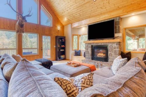 Iron Mountain - Spacious Secluded Lodge with Hot Tub & Game Room