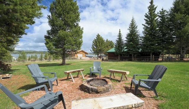 It's Lake Season! Real log cabin - pet friendly