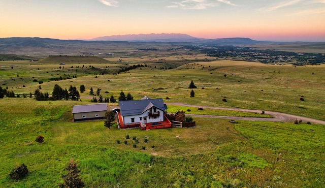 Jackalope Lodge · Spacious Lodge Home with Breathtaking Mtn Views