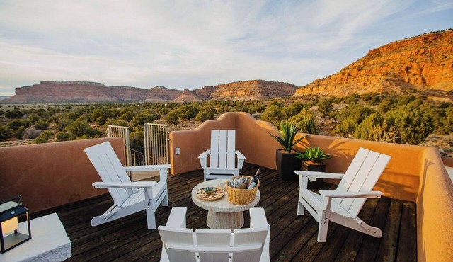 Juniper Sanctuary ~ Adobe Luxe ~ Red Rock Views ~ Rooftop Terrace ~ Hot Tub