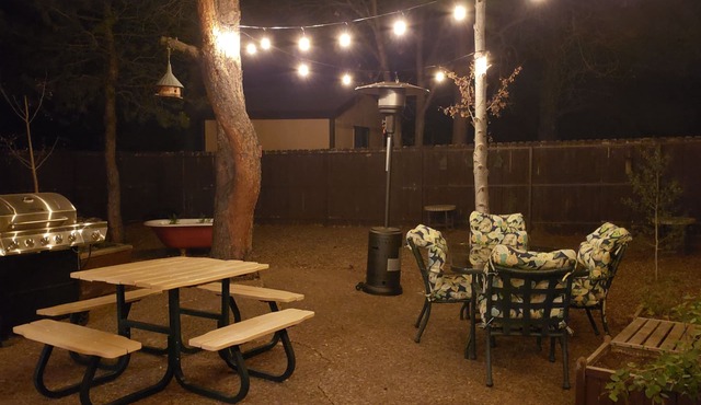 K & K Chalet - Fun family retreat w/Game Room & Fenced Yard on 1/2 acre!