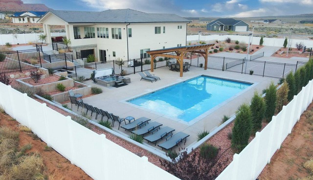 Kanab Vacation Home with Private Pool, Hot Tub, Pickleball and Basketball courts. Centrally located to Zion National Park and Bryce Canyon!