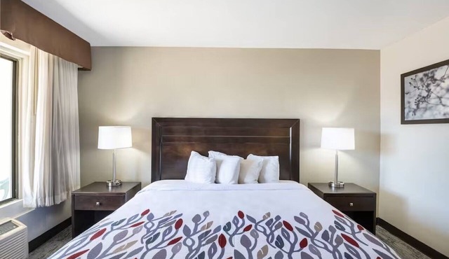 King Bed Near Rialto Theatre + Parking + Outdoor Pool + Walkable Dining