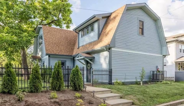 King’s Carriage House | Pet Friendly Garage EV