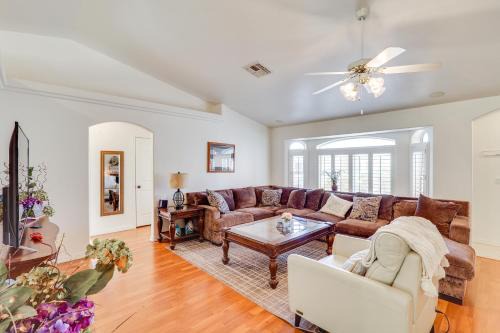 Kingman Family Home: Yard, Grill & Room to Relax!