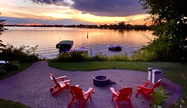 Lake Home, salt water hot tub, sauna, boat rental
